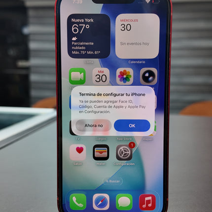 iPhone 13 rojo de 256GB desbloqueado, vista frontal con pantalla encendida.