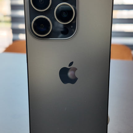 iPhone 15 Pro para Claro, detalle de cámaras y parte posterior.